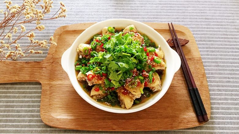 剁椒鸡翅,最后撒上葱花和香菜碎即可。此菜香味四溢,鲜辣嫩滑,唇齿留香。