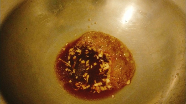 清蒸武昌鱼,锅中热油,加入料汁儿加热片刻