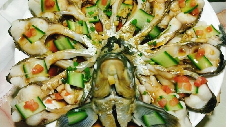 清蒸武昌鱼,将料汁儿趁热浇在鱼上,蒸一分钟