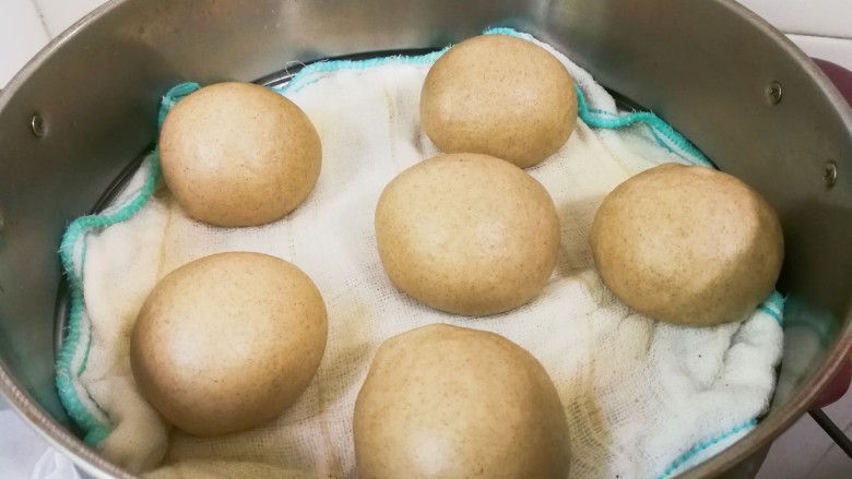 奶味荞麦馒头,冷水一起蒸二十五分钟,焖三分钟
