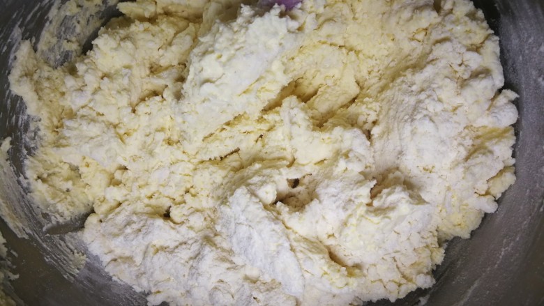 酥掉牙的曲奇饼,翻拌的手法,将过筛好的杏仁粉低筋粉,与打发好的黄油搅拌均匀,至无颗粒状。