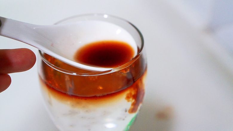 红酒雪碧,还是将勺子贴在杯壁上一定要慢,慢慢倒入杯中