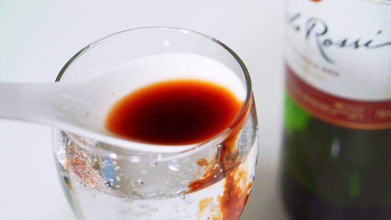 红酒雪碧,将勺子贴在杯壁上一定要慢,慢慢倒入杯中
