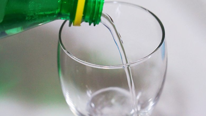 红酒雪碧,高脚杯倒入雪碧,雪碧和红酒的比例是5:1