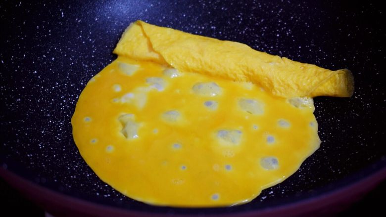 厚蛋烧,再舀入2勺蛋液