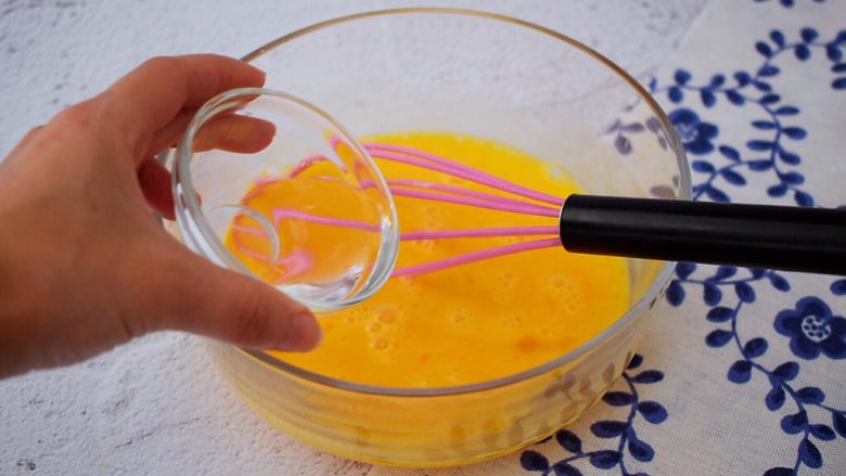 厚蛋烧,加入清水