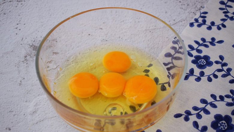 厚蛋烧,<a style='color:red;display:inline-block;' href='/shicai/ 9'>鸡蛋</a>打入碗中