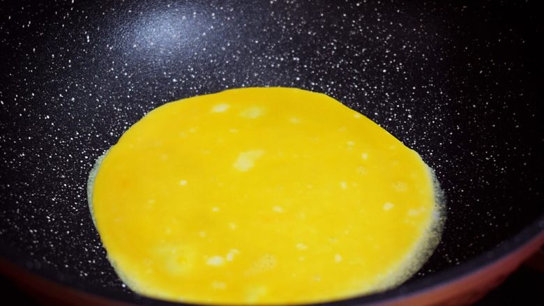 厚蛋烧,不沾锅烧热， 舀2勺蛋液入锅里