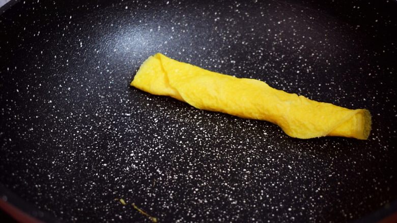 厚蛋烧,小火煎至底部凝固，从一边慢慢卷起