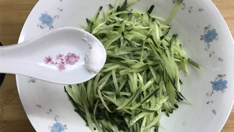 绿豆芽拌黄瓜,加少许的盐腌10分钟。