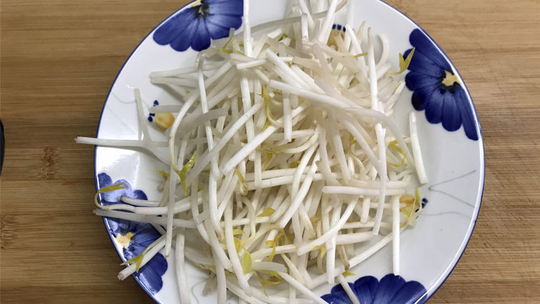 绿豆芽拌黄瓜,<a style='color:red;display:inline-block;' href='/shicai/ 133'>绿豆芽</a>买回来后择去豆芽的根部,清洗干净。