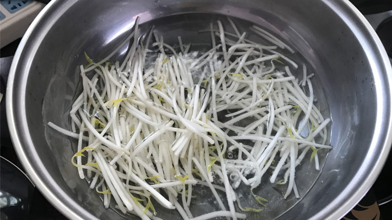 绿豆芽拌黄瓜,放入清洗干净的绿豆芽,焯水至断生即可捞出。