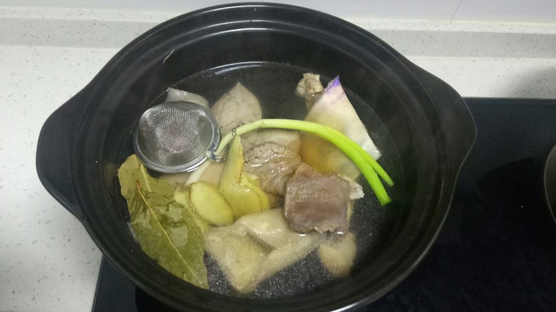 两种口味的夹馍,将花椒、茴香装进调料网中,放入焯过水的🐷皮、🐷肉、鸡骨头、<a style='color:red;display:inline-block;' href='/shicai/ 37'>姜</a>片、<a style='color:red;display:inline-block;' href='/shicai/ 3250'>葱</a>放入砂锅中,加入<a style='color:red;display:inline-block;' href='/shicai/ 718'>料酒</a>、<a style='color:red;display:inline-block;' href='/shicai/ 788'>生抽</a>、<a style='color:red;display:inline-block;' href='/shicai/ 762'>老抽</a>、<a style='color:red;display:inline-block;' href='/shicai/ 10588'>糖</a>、盐,加入抹过食材的开水,加开水可以锁住肉里的营养成分不留失到汤里,肉炖的更加美味,大火煮开。
