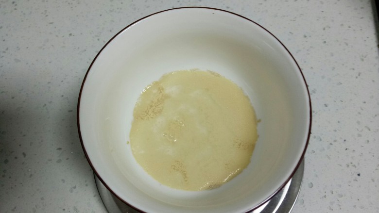 两种口味的夹馍,加入凉白开,用筷子搅拌均匀。