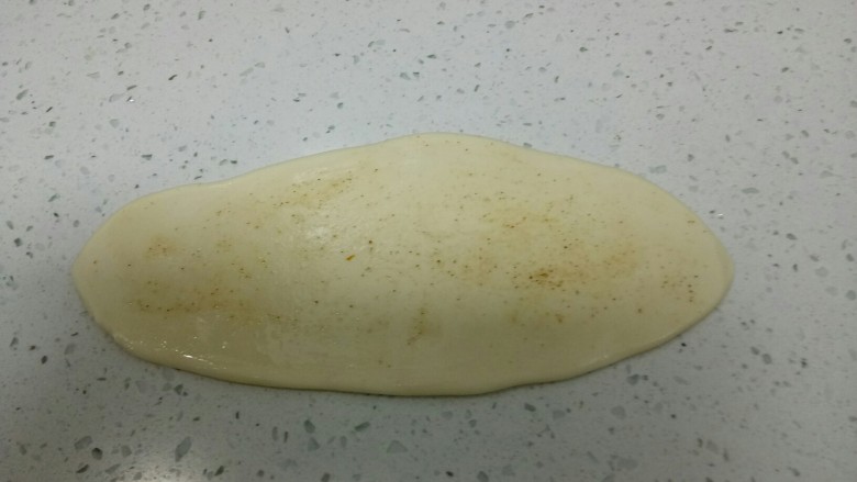 两种口味的夹馍,去一个剂子擀成牛舌状,均匀抹上食用油,撒上<a style='color:red;display:inline-block;' href='/shicai/ 829'>十三香</a>。