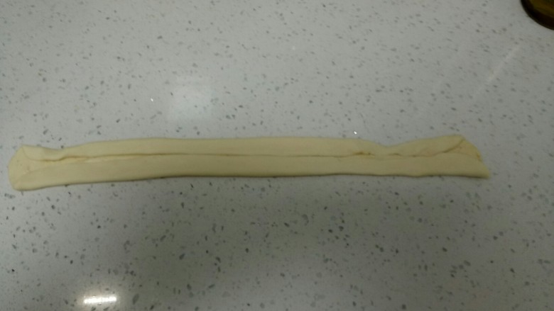 两种口味的夹馍,上下折一下,用手拉住两端拉一拉。