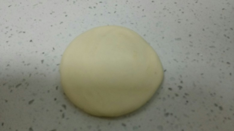 两种口味的夹馍,用手压扁,用擀面杖擀薄。