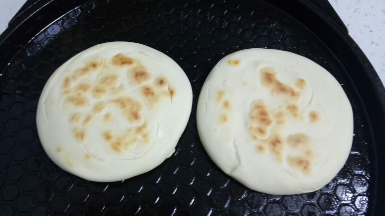 两种口味的夹馍,翻面,另一面也煎至金黄。