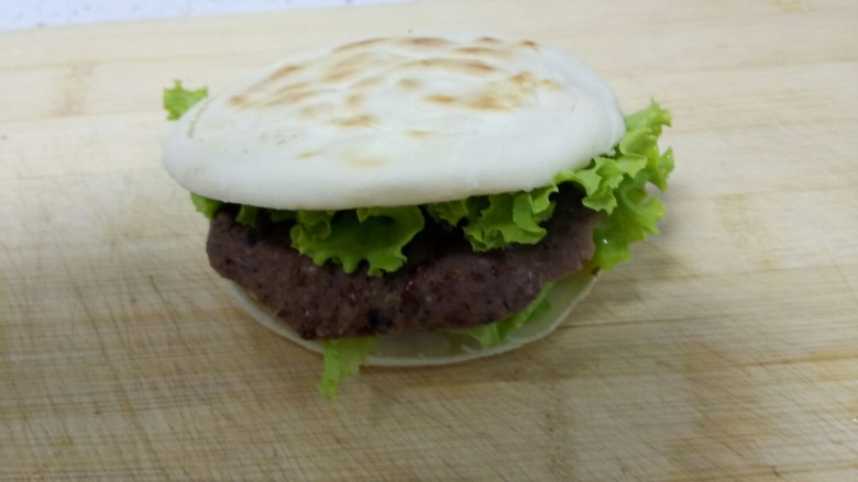 两种口味的夹馍,另一个饼也从中间切开,夹一片生菜叶,和<a style='color:red;display:inline-block;' href='/shicai/ 475'>红豆沙</a>。