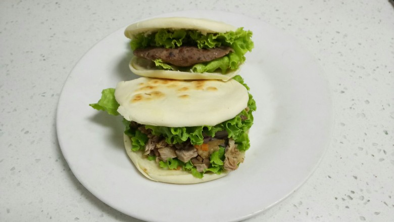 两种口味的夹馍,啦啦啦~两种口味的夹饼做好了。