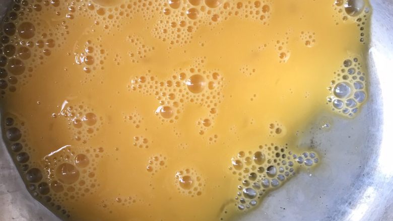 豆角煎鸡蛋,加些许盐打发好蛋液,然后豆角沥干水倒入蛋液里拌匀。