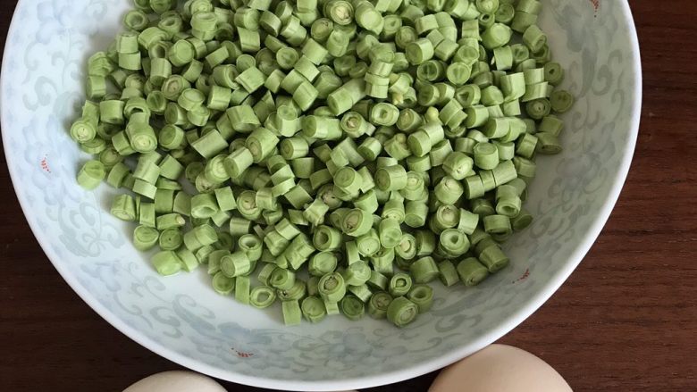 豆角煎鸡蛋,豆角切粒备用。