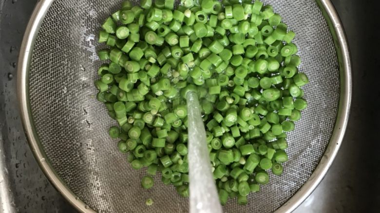 豆角煎鸡蛋,冲一下凉水冰镇一下。