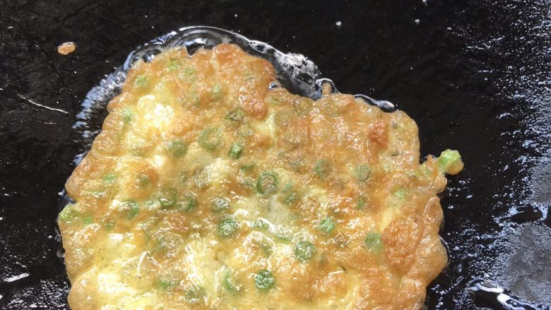 豆角煎鸡蛋,小心翻面煎至两面金黄即可盛起。
