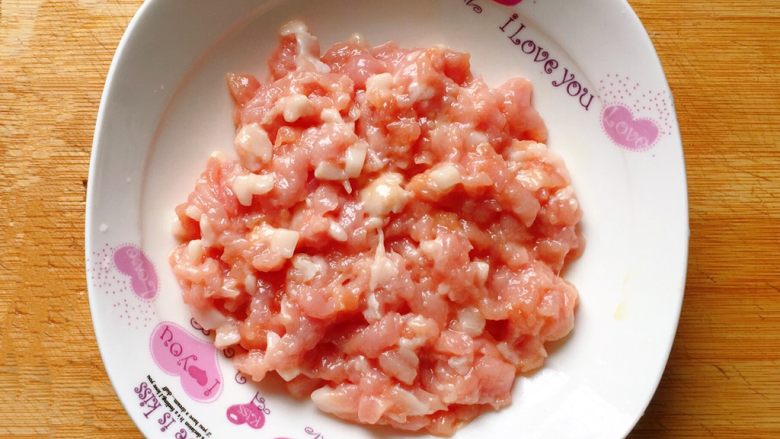 肉末炒豆角,用手抓匀,腌制十分钟至其入味。