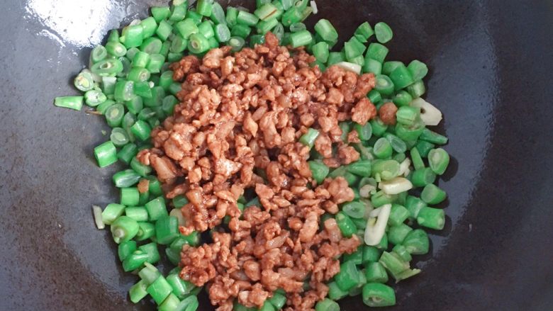 肉末炒豆角,待豆角炒熟后,加入之前炒好的肉末。