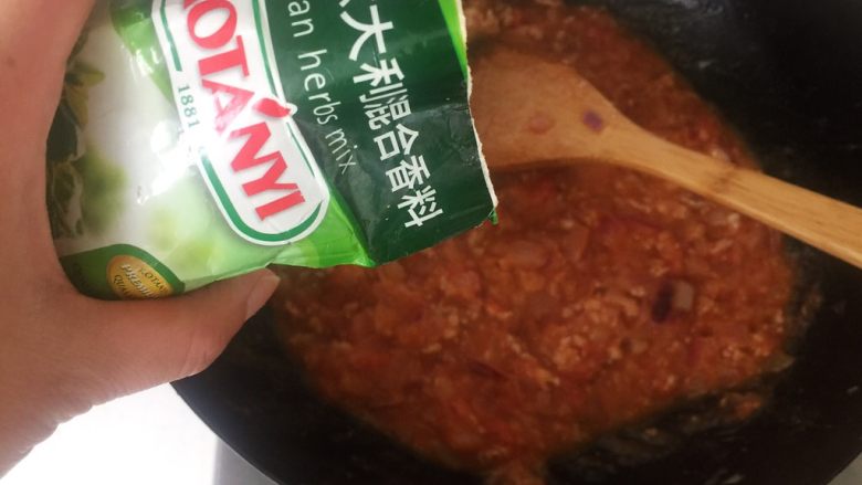 番茄肉酱意面,最后洒上点香料