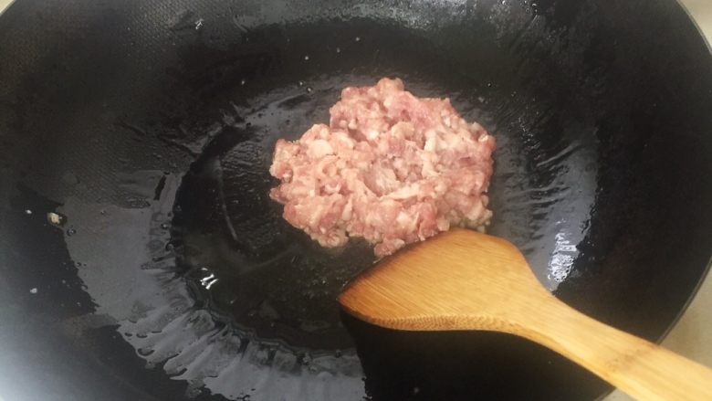 番茄肉酱意面,油锅烧热,先把肉糜煸一下,盛出