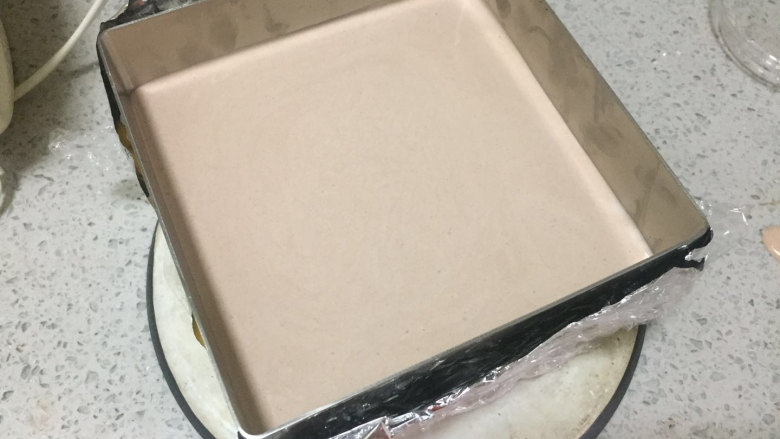 双色慕司, 将制作好的慕斯糊倒入模具中,轻轻震出气泡,放入冰箱冷藏4小时以上