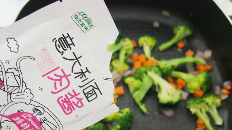 彩蔬意面,我把意面分成了两份,一份是将肉酱和蔬菜翻炒了一下加入意面,这样酱会较为均匀的裹住意面和蔬菜,另一份直接浇在意面上,可以根据自己的喜好随意哦~
