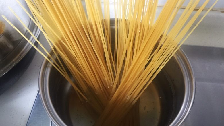 番茄肉酱意面,水里加一小勺盐,烧开,放入意面,根据包装上标示的时间,煮熟