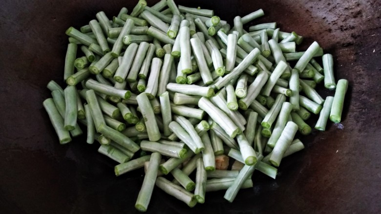 青椒煸豇豆,倒入豇豆一起翻炒两分钟