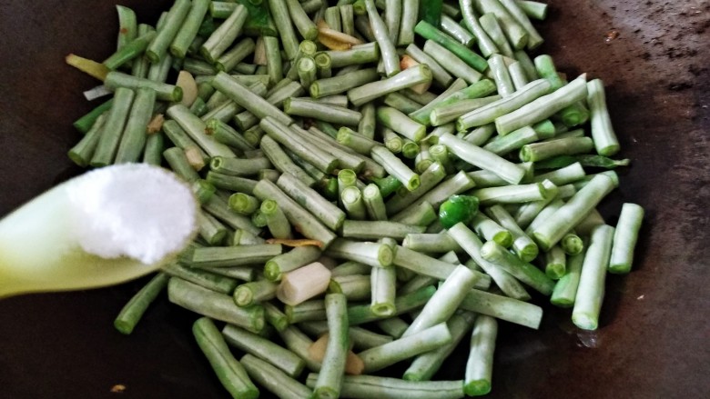 青椒煸豇豆,放少许盐翻炒三分钟