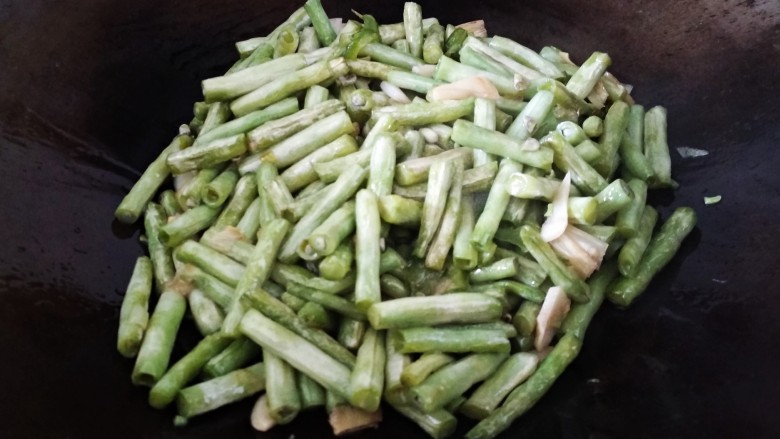 青椒煸豇豆,翻炒均匀即可