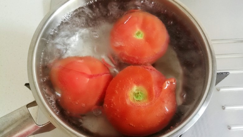 豆角番茄焖面,锅中倒入水烧开，加入<a style='color:red;display:inline-block;' href='/shicai/ 59'>番茄</a>略煮，皮就爆开了，稍微焖一会，<a style='color:red;display:inline-block;' href='/shicai/ 59'>番茄</a>会更多汁。