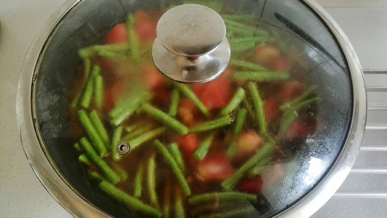 豆角番茄焖面,盖上锅盖略煮一会,豆角可不能煮不熟,不然会食物中毒的。