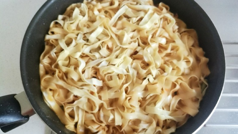 豆角番茄焖面,等待锅里的汤汁收到一半,汤汁会变得浓郁,打开锅盖。