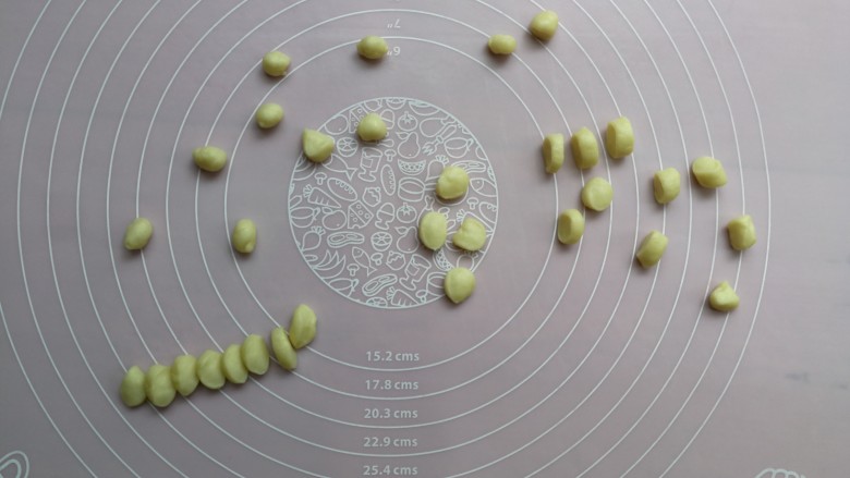 青蛙挤挤小面包,剩余的1个小面团搓成长条后分成32个,要用来做小青蛙的眼睛
