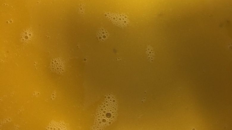 超细腻黑芝麻戚风蛋糕,用手动打蛋器将蛋黄液乳化完全,蛋黄液从高处落下速度均匀,无小颗粒状即可。烤箱160度预热。