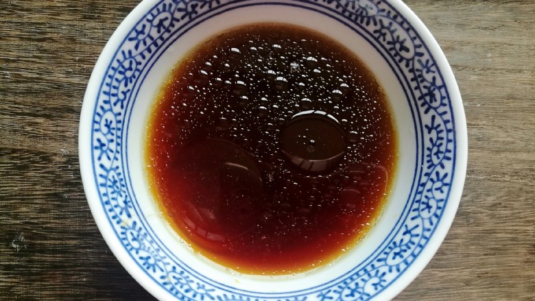 豆角番茄焖面,碗中加一些<a style='color:red;display:inline-block;' href='/shicai/ 788'>生抽</a>,食用油和适量清水备用。