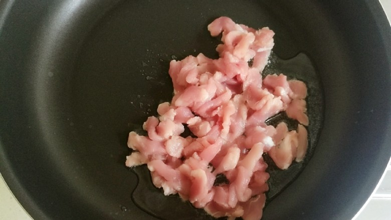 豆角番茄焖面,锅中放油烧热,放入肉片。