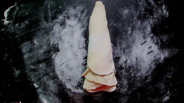 外焦里嫩、层次分明的手撕葱花饼,从划口处拽起一端一直往下卷,团成一个面坯