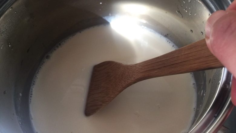 脆皮炸鲜奶,全程小火,用勺不停搅拌,以防粘锅