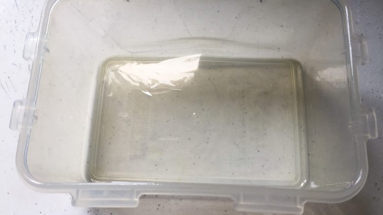 脆皮炸鲜奶,容器事先抹一层油,以便待会脱模
