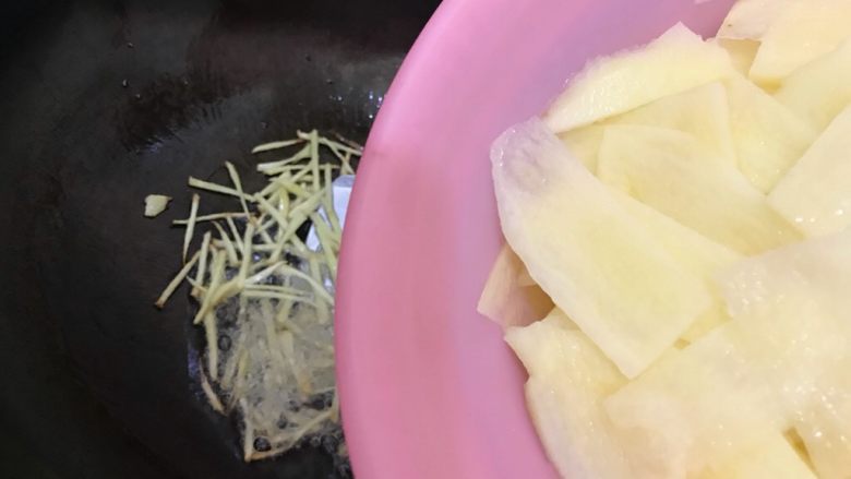 最佳拍档-番茄土豆片,土豆片倒去水,放入