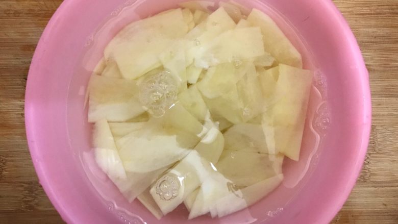 最佳拍档-番茄土豆片,用清水清洗两遍,洗去淀粉质,然后用适量清水浸泡,备用